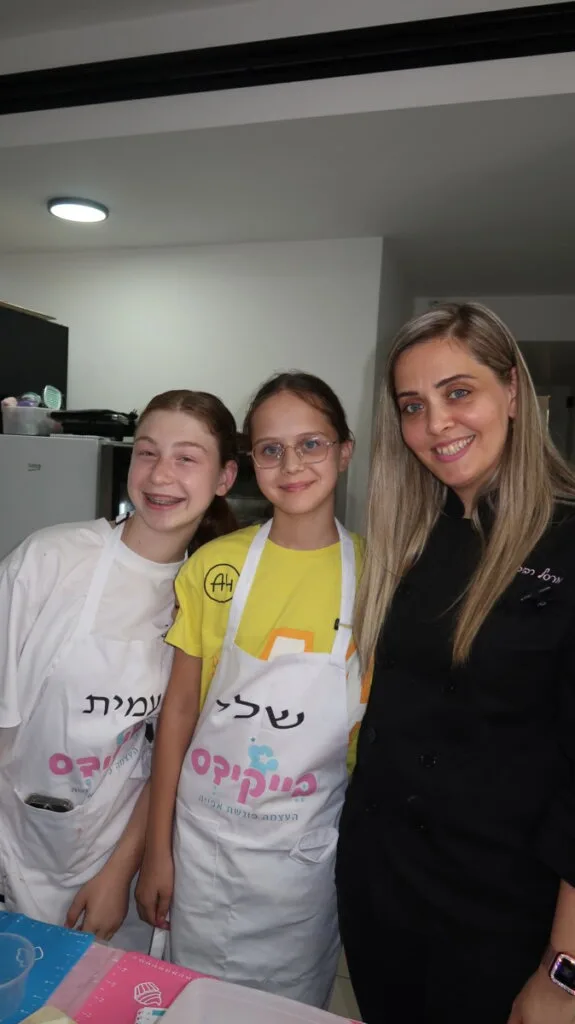 ילדים מציגים מאפה — אפייה בונה ביטחון עצמי